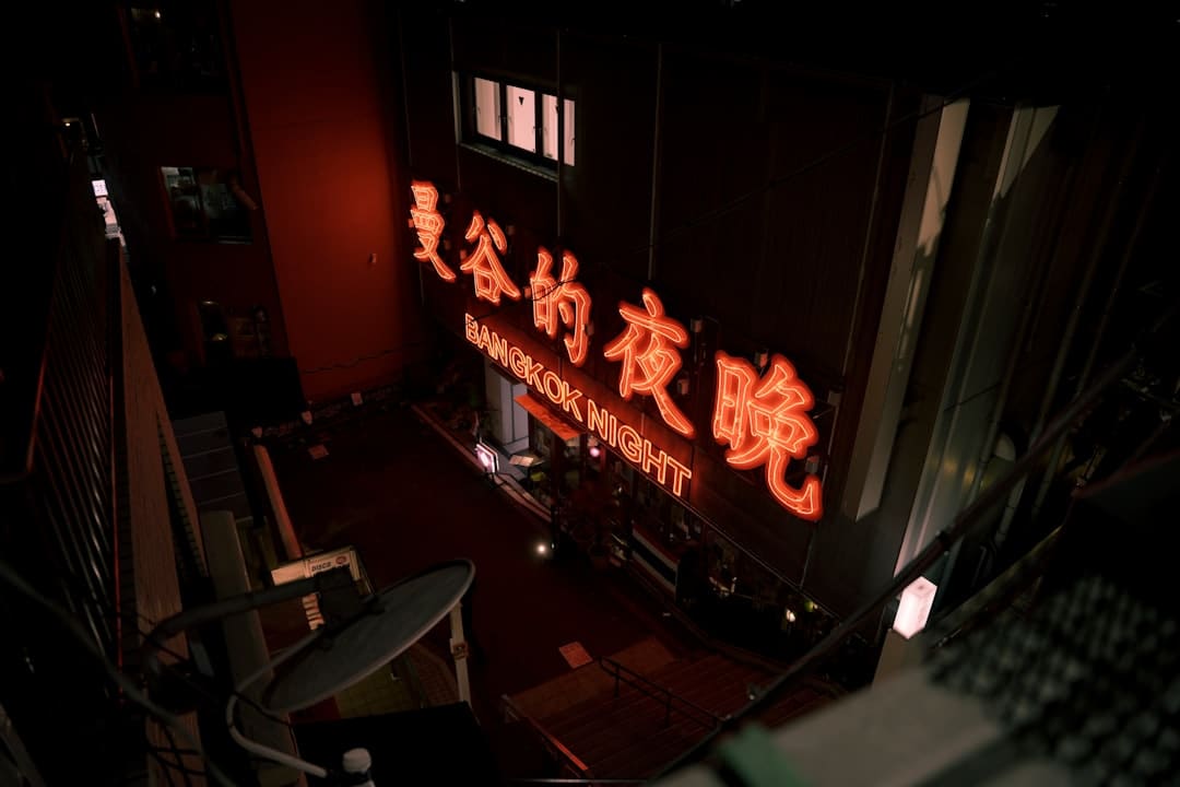 手推车从装饰施工酒店楼上掉落砸中3人,47岁路人不幸当场身亡,三亚应急和警方联合查询